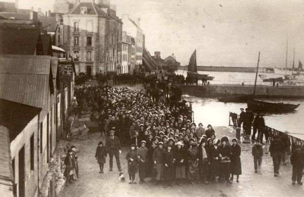 Manifestation grève des ouvrières d'usine - janvier 1925